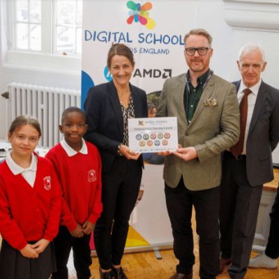 DigitalSchoolsAwardHeadteacherandPupils-min